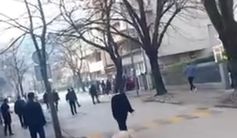 Uznemirujuće scene u Mostaru: Grupa Ultrasa napala trojicu mladića kod Mašinske škole (VIDEO)