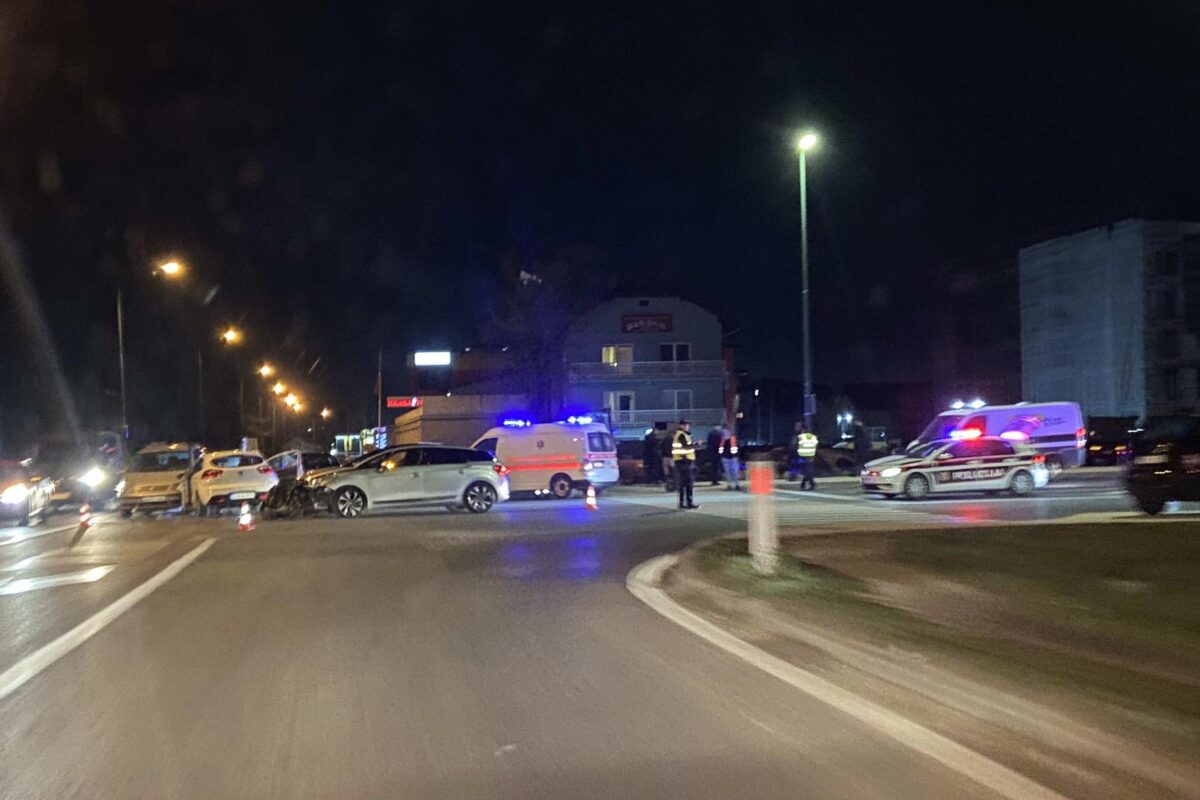 Lančani sudar u sarajevskom naselju Dobrinja, na terenu i Hitna pomoć
