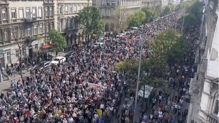 Deseci hiljada ljudi u Budimpešti protestuju protiv Orbana (VIDEO)