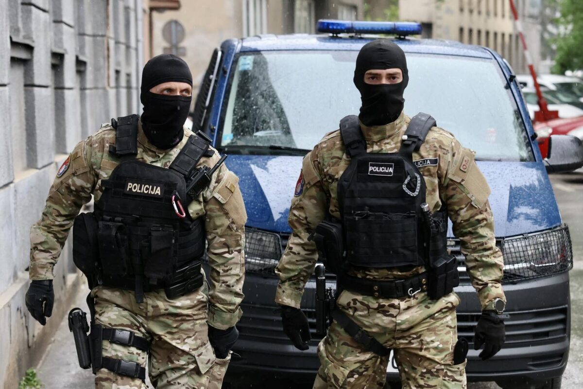 Jake policijske snage ispred MUP-a KS: Saslušavaju se uhapšeni u akciji “Black Tie 2” (FOTO)