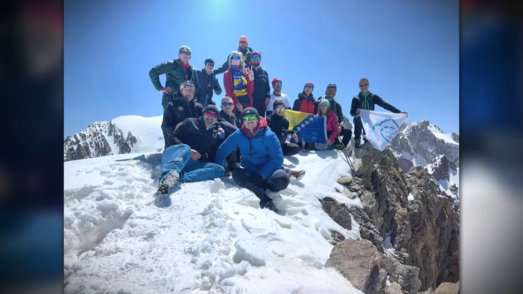 bh. planinari prvi put osvojili vrh učitelj u kirgistanu