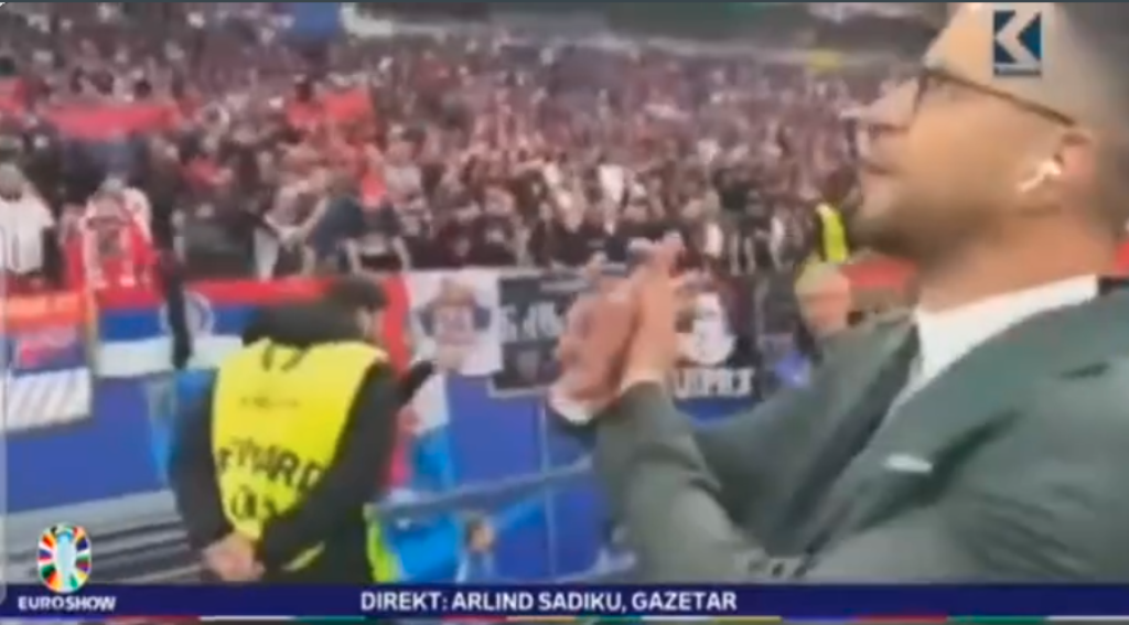 Kosovski novinar ispred navijača Srbije pokazao simbol “Albanskog orla”, pogledajte šta je uslijedilo (VIDEO)