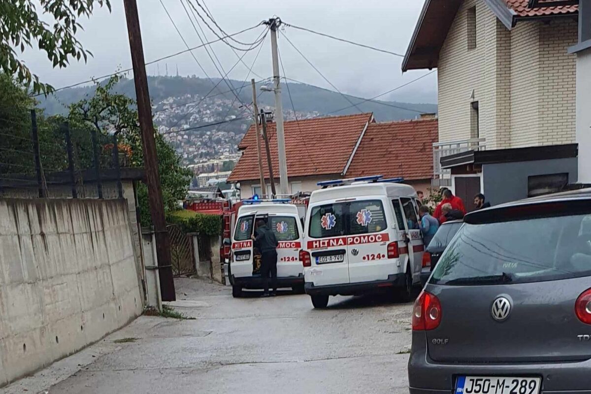 Gorio sprat kuće u sarajevskom naselju Velešići: Vatrogasci spasili porodicu s troje djece