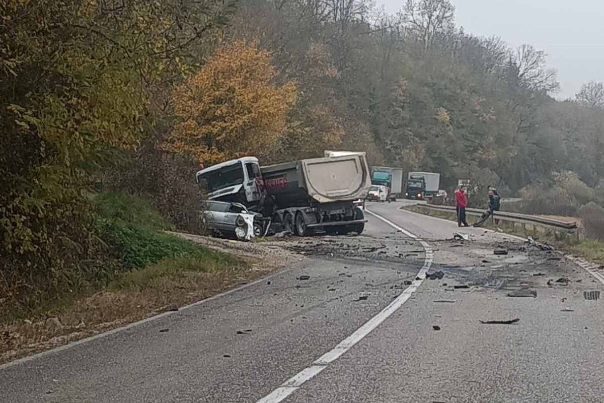 Poginula jedna osoba na putu Prnjavor-Derventa: Obustavljen saobraćaj