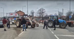 Poljoprivrednici blokirali ibarsku magistralu