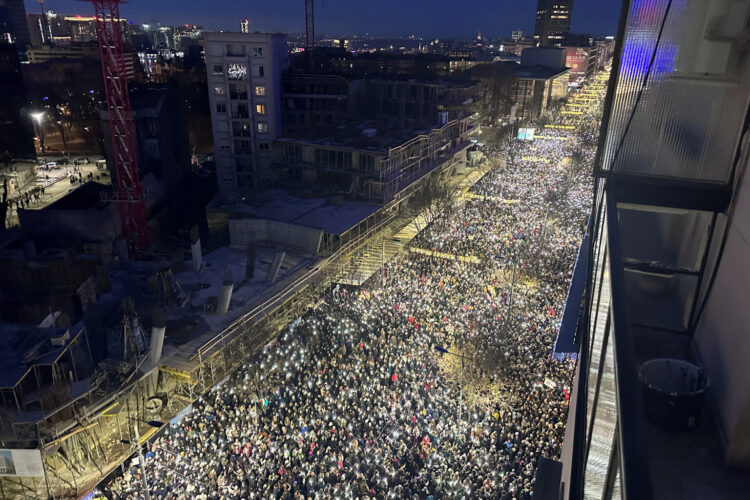 AJS: Sinoć na protestu u Srbiji bilo više od 100.000 ljudi, MUP tvrdi drugačije