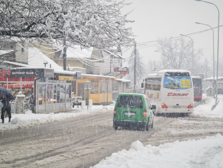 Banja Luka okovana snijegom: Ulice neočišćene, vozači bijesni na gradske službe