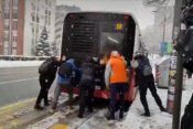 Autobus se zaglavio u snijegu