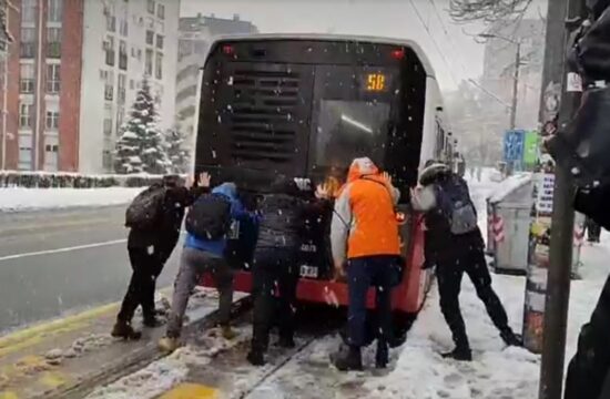 Autobus se zaglavio u snijegu