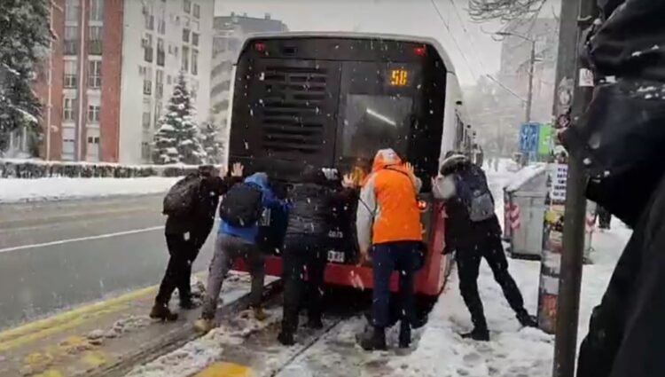 Autobus se zaglavio u snijegu