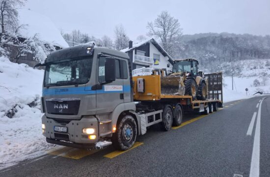 Nešto bolja situacija u Drvaru, na čišćenju puteva angažovan i Pomozi.ba