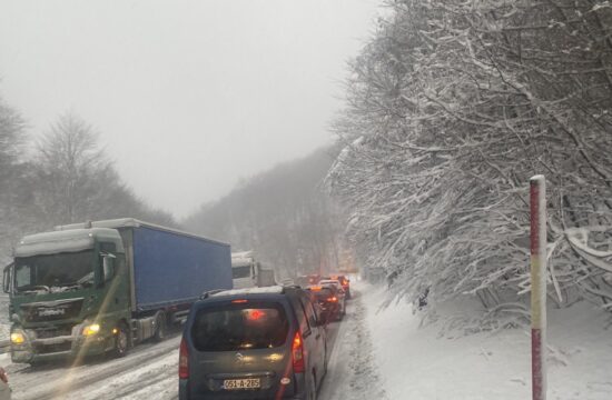 Na Bradini se vozi otežano zbog snijega, formirane kolone vozilac