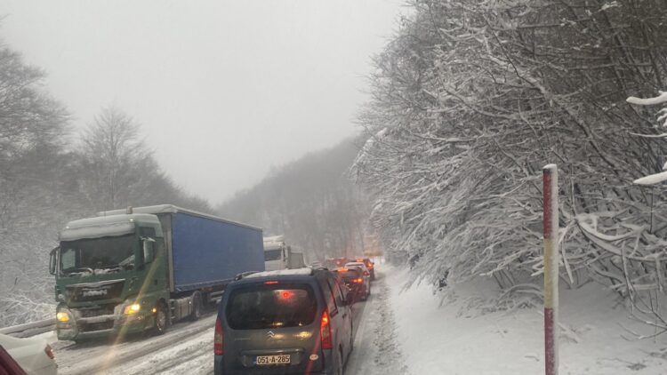 Na Bradini se vozi otežano zbog snijega, formirane kolone vozilac