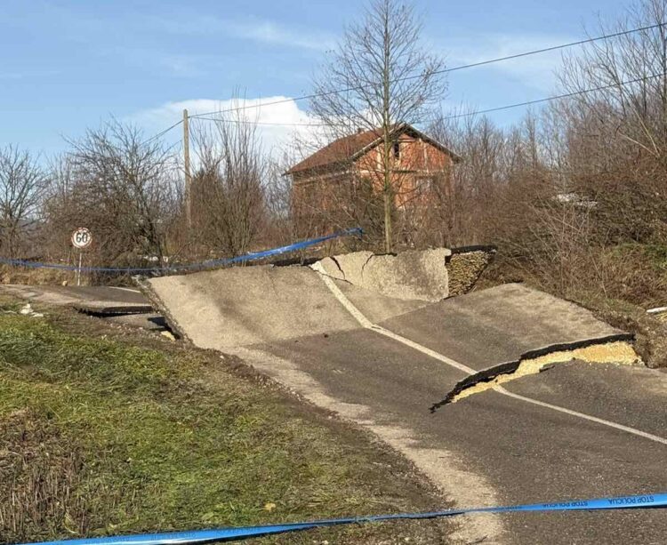 Aktivirano klizište na putu prema Tešnju: Saobraćaj obustavljen, a put uništen