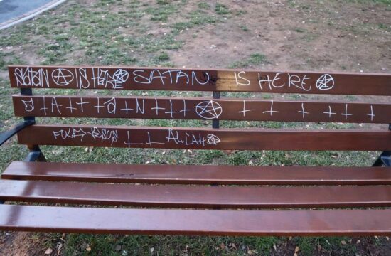 Vanadaliziran inkluzivni dječiji park u Sarajevu, iscrtani satanistički simbol