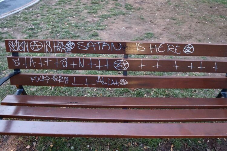 Vanadaliziran inkluzivni dječiji park u Sarajevu, iscrtani satanistički simbol