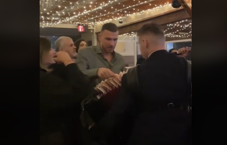 Džeko zakitio harmonikaša, pogodila ga poznata narodna pjesma (VIDEO)