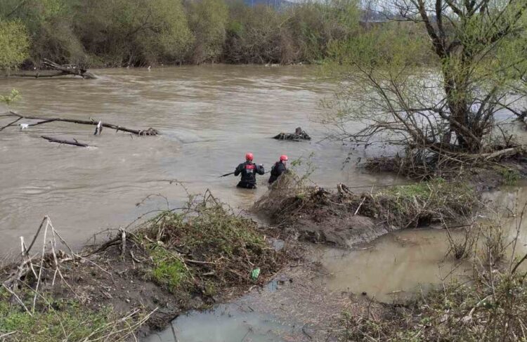 Uz pomoć jednog građanina dva policajca su uspjela izaći iz vode dok je jednog policajca i lice koje je bježalo odnijela nabujala voda i za istima se još uvijek traga